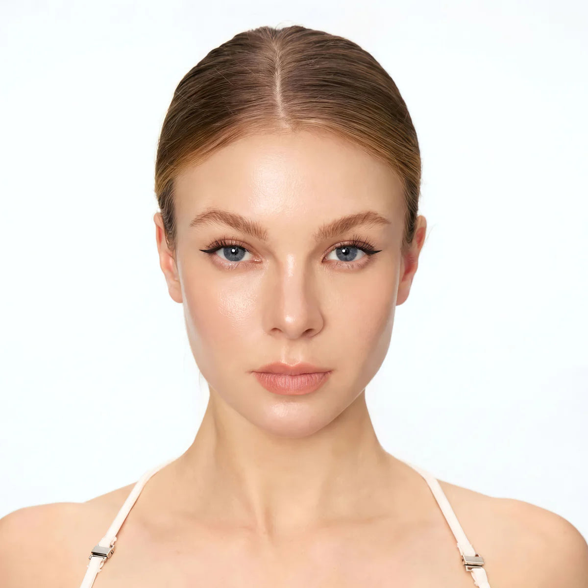 V-Flash Stamp Eyeliner used on model — natural winged eyeliner look